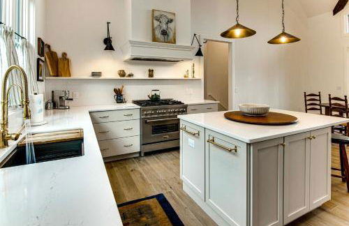 Deck and Mountain Views Black Chalet in Glenville - Foto 10