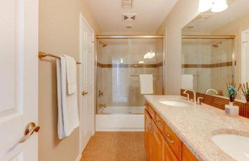 Lakefront Living! Huge Phoenix Home with Pool Table - Foto 24