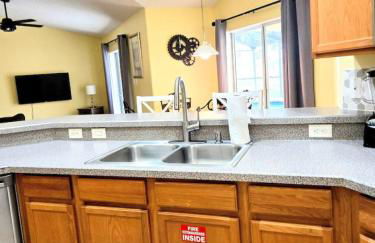 Joyful and Bright 4 Bedroom 3 Bathroom Pool Home - Foto 25