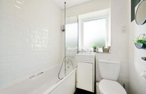 Bright 2BR Aylesbury Home, Sleeps 4, Parking, Work, Leisure, Friendly - Foto 18