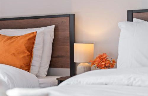 Tropical Suite - 2 Bed 2 Bath City Centre Netflix Games - Exclusive Weekly and Monthly DEALS - Raozee Homes - Foto 23