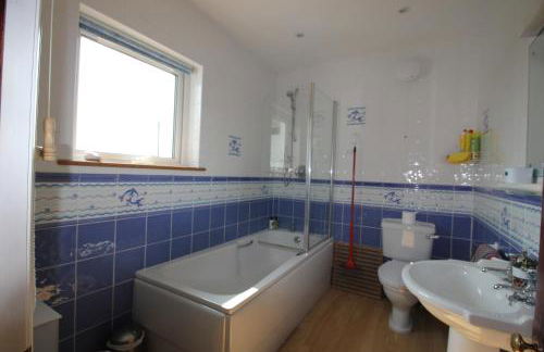 Spacious seaside family house in Aberdaron with large garden and stunning sea views - Photo 51