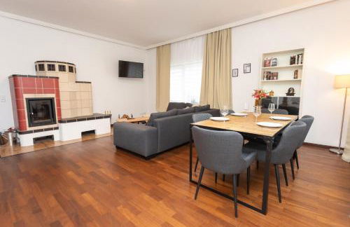 Stadthaus mit 2 Schlafzimmern & Wohnzimmer mit Kamin - Kostenloser Privat-Parkplatz auf dem Grundstück - Foto 1