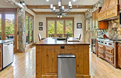 Lakefront Retreat Luxury Home with Private Dock - Photo 21