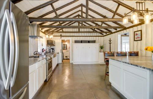 Lakefront Motley Cabin with Private Deck and Dock! - Foto 6