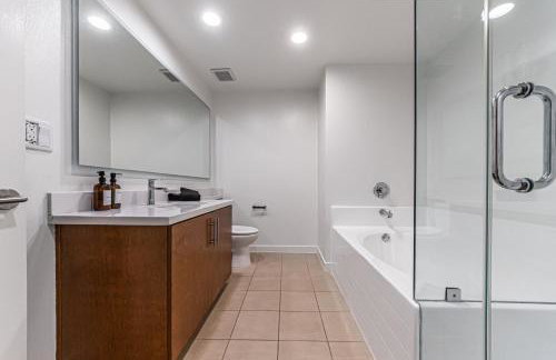 Stylish 2BDR & 2BTH - 15 mins walk to the beach! - Foto 11