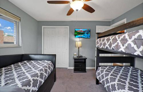 Arvada Retreat + 6 BD + Movie Theater - Photo 12