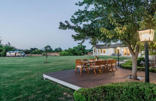 Riverfront Beauty with Pickle Ball Court - Foto 61