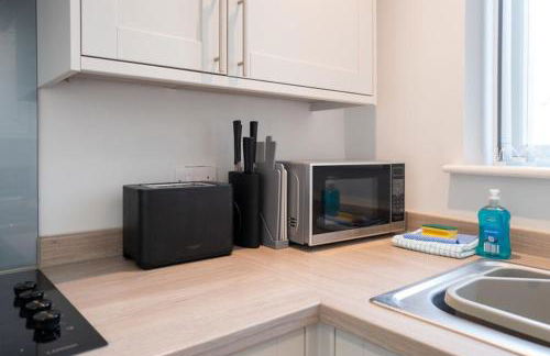 The Little Blue House by Sheppey Stays -Cosy 2BR Blue House - Near Docks with Parking - Foto 23