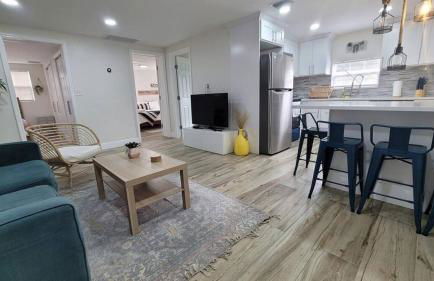 Stylish Chic King Bed Ybor DT - Foto 1