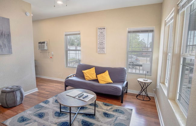 Renovated 2BR Near Downtown SA - Foto 18