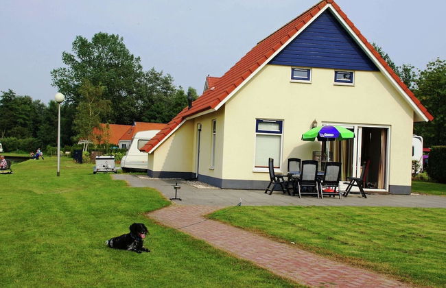 Chalet in Bergumermeer by the Canal - Foto 1
