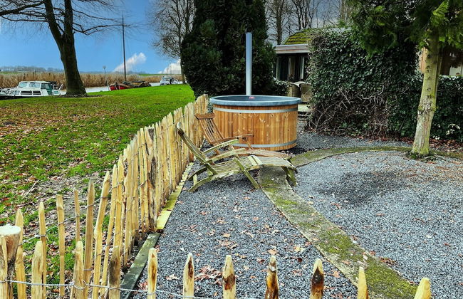 Fantastic Chalet Near Open Waterways, hot tub - Photo 35