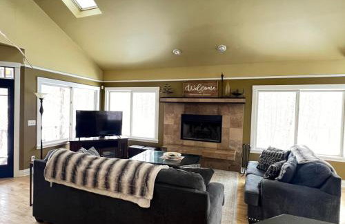 Woodshores Retreat - cozy retreat, hot tub, Lk MI - Photo 12