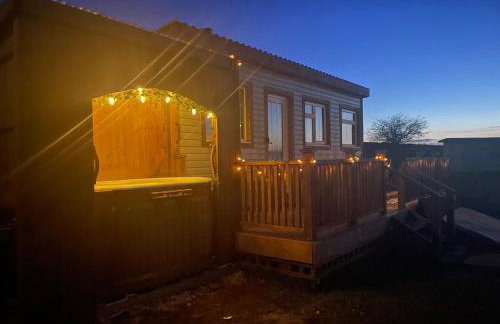 Cuddles & Bubbles Cozy Cabin with jacuzzi spa hot tub - Foto 1