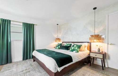 Deluxe Waterfront Villa with BBQ, Pool and Game Room - Photo 17