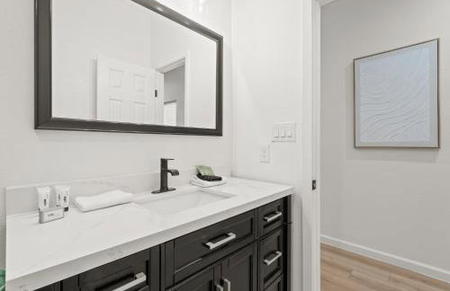 Modern Gem Near Downtown! - Foto 22