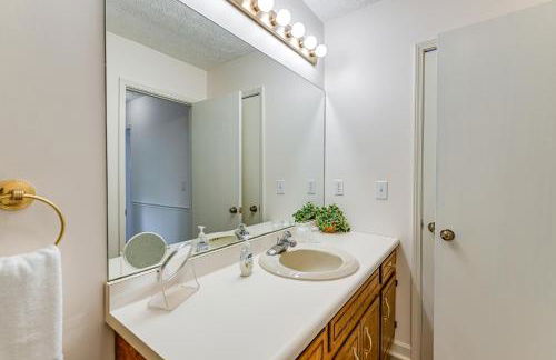 Deck and Community Perks Sky Valley Home! - Foto 19