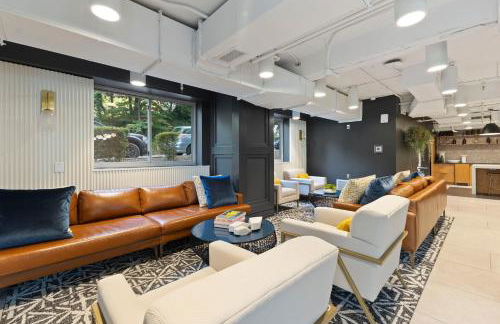 CASA Arlington Suite with Top-Tier Amenities & Parking - Foto 46