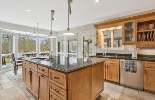 Gorgeous Creek Side Ranch-Style Estate With Dock - Foto 8