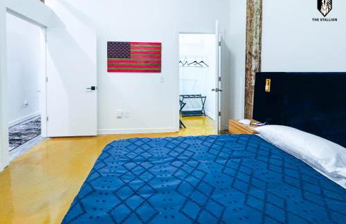 The Stallion #103 - Walk to Attractions - Modern 2BD Loft in Downtown with Patio - Foto 14