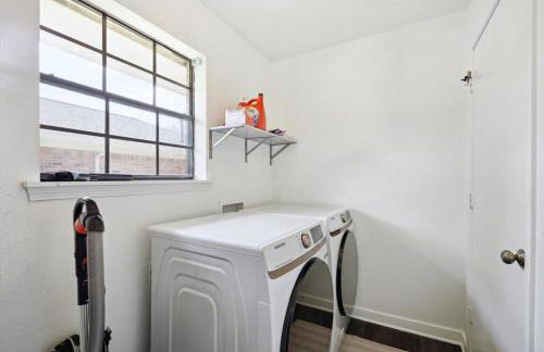 Allen Abode - 4 Bedrm Pool Fire Pit Charm - Photo 31