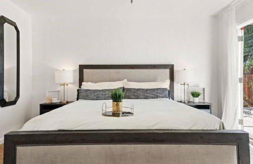 Majestic 5BR Villa with Guesthouse, Pool & Spa - Foto 6