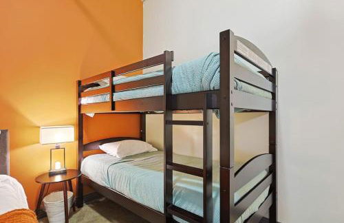 Luxury 1 Bed Downtown Views, POOL GYM Theater Room - Foto 16