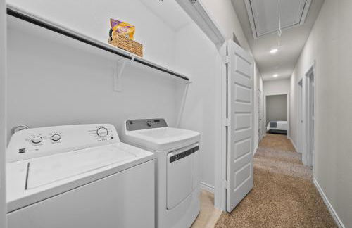 Luxurious 4 Bed Duplex Getaway! - Photo 23