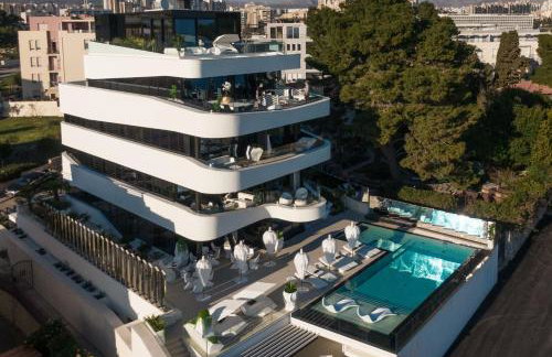 Posh Residence Luxury Suites - Photo 10
