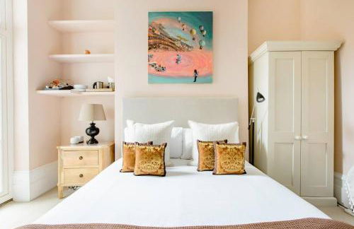 Luxury King-Bed EnSuite with Quiet Private Patio - Foto 8