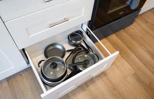 Spacious 5BR Home KING Bed Wi-Fi Parking - Foto 11