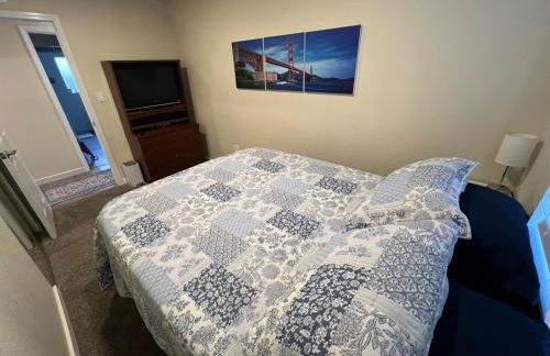 Peaceful Lakeside Retreat - Cozy 3BR Waterfront Home - Foto 21