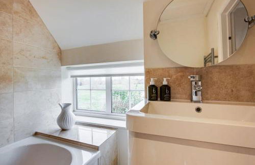 Hiron's Piece and Honeysuckle Cottage - with Hot Tub - Photo 45