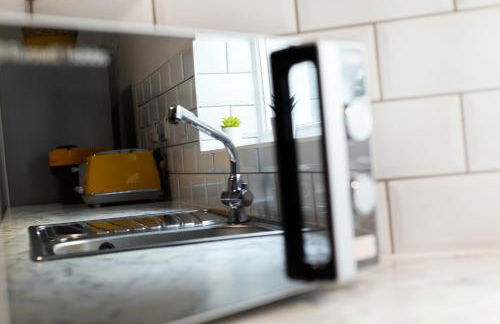 4 Bedrooms Spacious House With 2 Bathrooms Free Parking - sleeps up to 10 guests - Foto 45