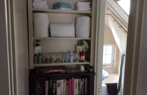 Charming Studio Apartment in the Heart of Golden - Photo 8