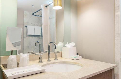 Sunny Isles 1BDR Sea View and Pool - Foto 16