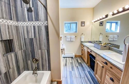 New! Beautiful, Spacious Modern Home on a Large Acreage - Peaks & Prairies Retreat - Foto 19