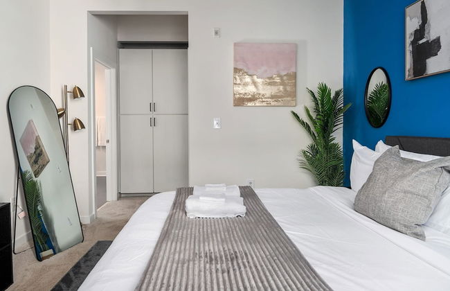 Spacious 2BD With Private Balcony and Free Parking - Foto 17