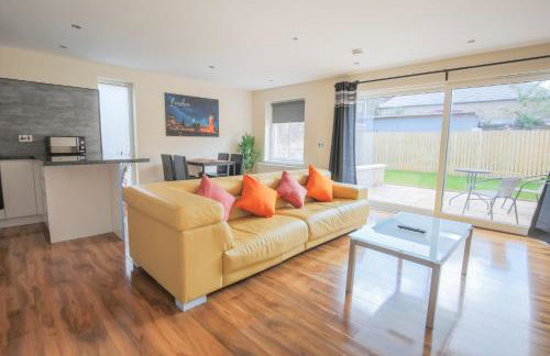 Stylish Modern Newly Built Apartment 15 min From City Centre - Foto 2