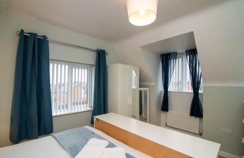 Large 4BDR House By Hyped Properties Short Term Rental Agency With Free Parking & Long Stays Shirebrook - Foto 21