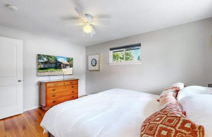 Charming four bedroom home with large yard and plenty of room for family - Foto 25