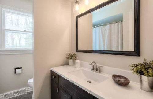 Colonial Cottage with Hot Tub & Sauna-Family Friendly - Photo 26