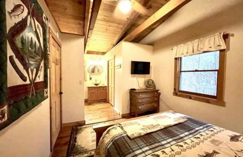 Leave the stress behind!- private hot tub, pet and motorcycle friendly, let peace and nature surround you! 2 Bedroom Home by RedAwning - Foto 30