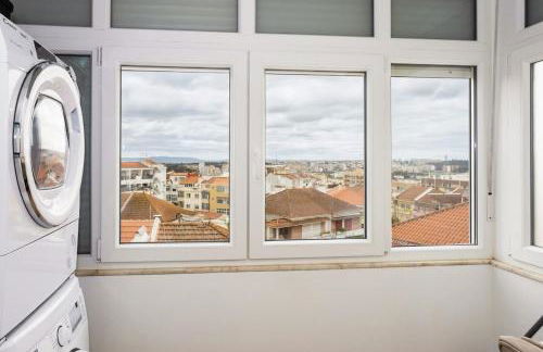 Almada Lisbon em frente dos transportes públicos - Foto 20