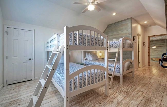 Shared Pool w/ Bay Views, Boat Dock Fishing Big Slough by Avantstay - Foto 23