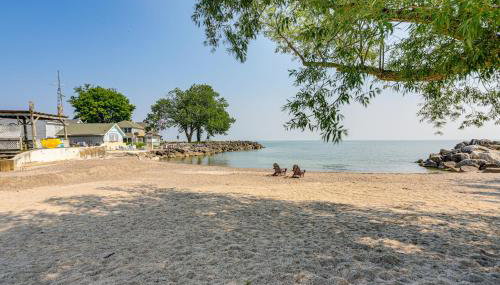 Walk to Private Beach Lake Erie Retreat with Yard! - Foto 3