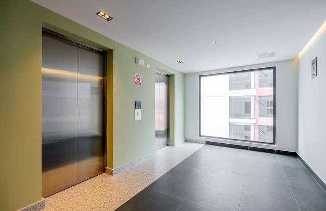 w Majestic 1BR w Great Pool in Centriqo - Foto 32