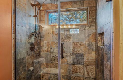 Camp Dancing Bears - Wifi, Riverfront, Pet Friendly, Fire Pit, Grill, Deck, Fishing, Games, Fireplace, King Bed - Photo 25