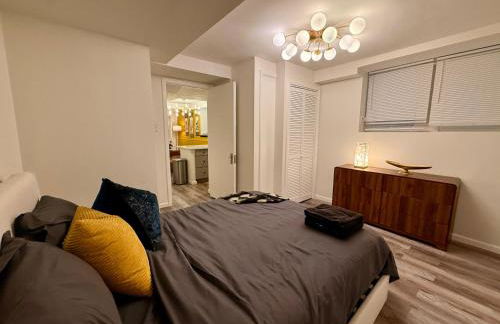 Gold Coast 2BR Suite Near Oak Street - Photo 4